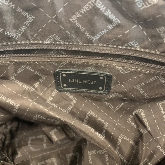 Nine West 🌺 Black carry all/ shoulder bag/purse, with silver tone hardware - Picture 8 of 11